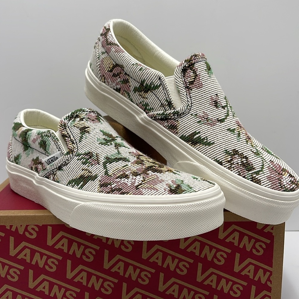 Vans WMNS Classic Slip-On Tapestry Floral Marshmall
VN000BVZCCZ
Sneakers - Picture 4 of 16